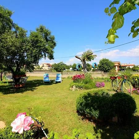 Fero With Beautiful Garden Apartment Porec